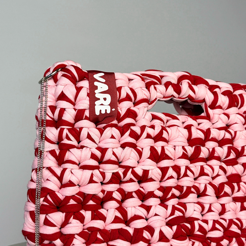 Model Classic in rot & rosa
